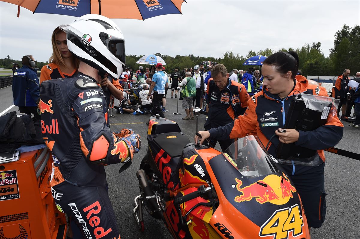 Pol Espargaro & Staff KTM RC16 Start Automotodrom Brno 2017