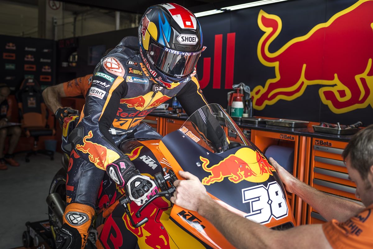 Bradley Smith & Mechanic KTM RC16 Box Red Bull Ring Spielberg 2017