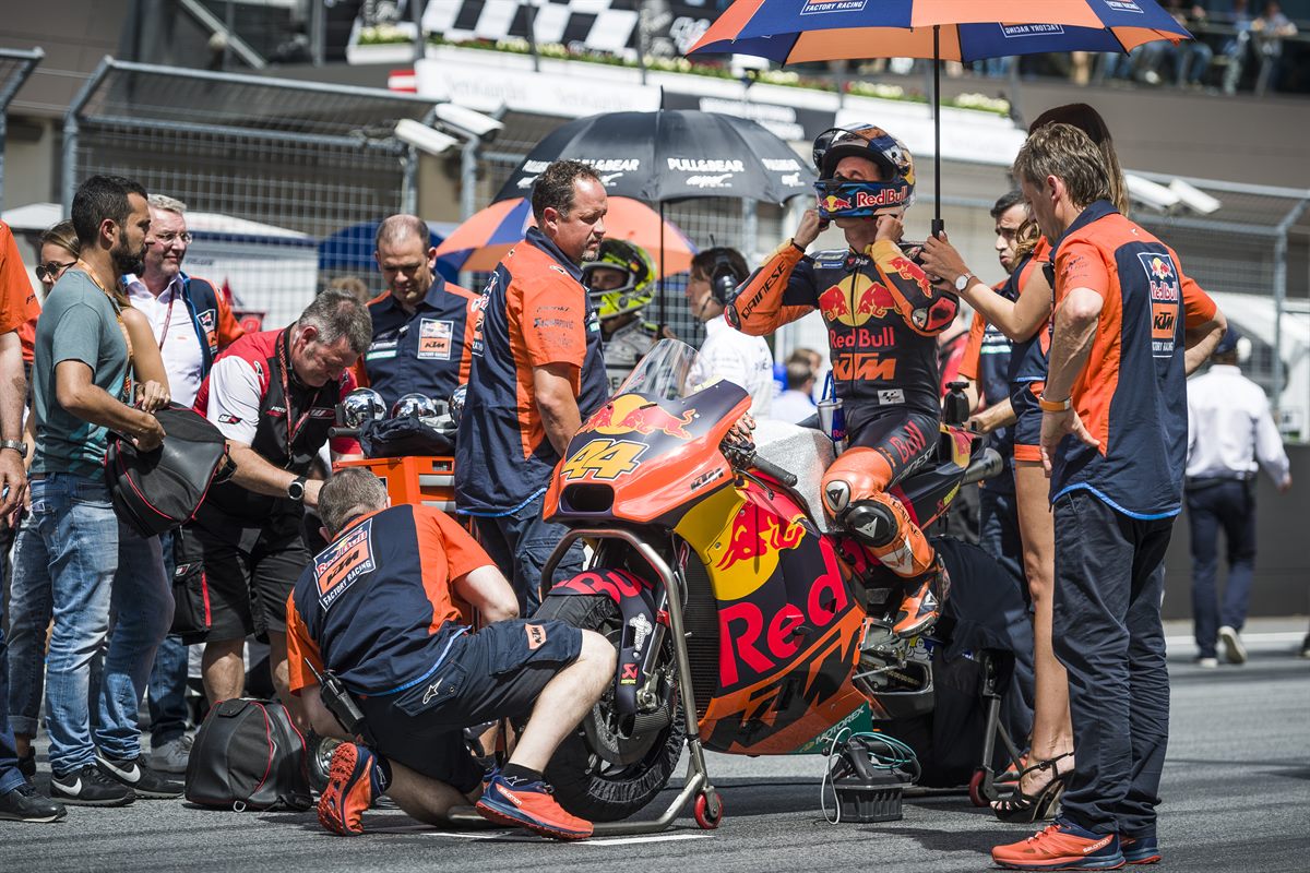 Pol Espargaro & Mechanics KTM RC16 Start Red Bull Ring Spielberg 2017