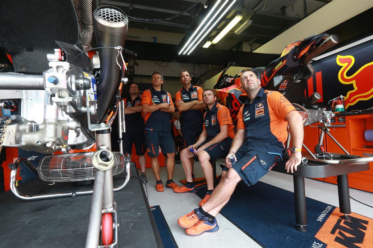 Mechanics Bradley Smith KTM RC16 Box Misano World Circuit 2017