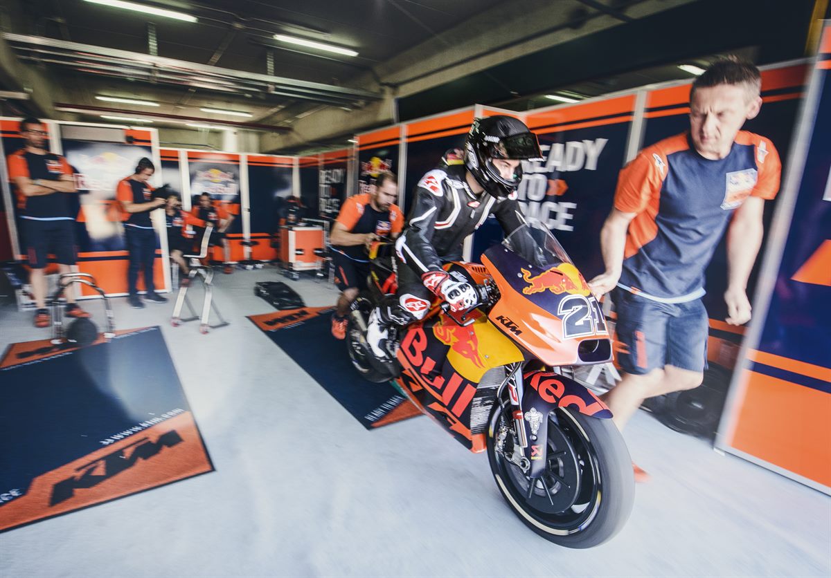Markus Reiterberger & Mechanics KTM RC16 Box MotorLand Aragon 2017