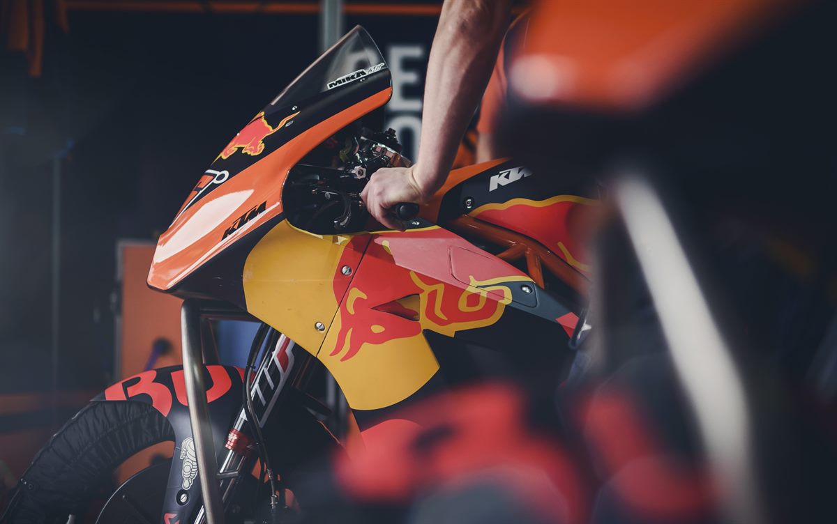 Mechanic Mika Kallio KTM RC16 Box MotorLand Aragon 2017