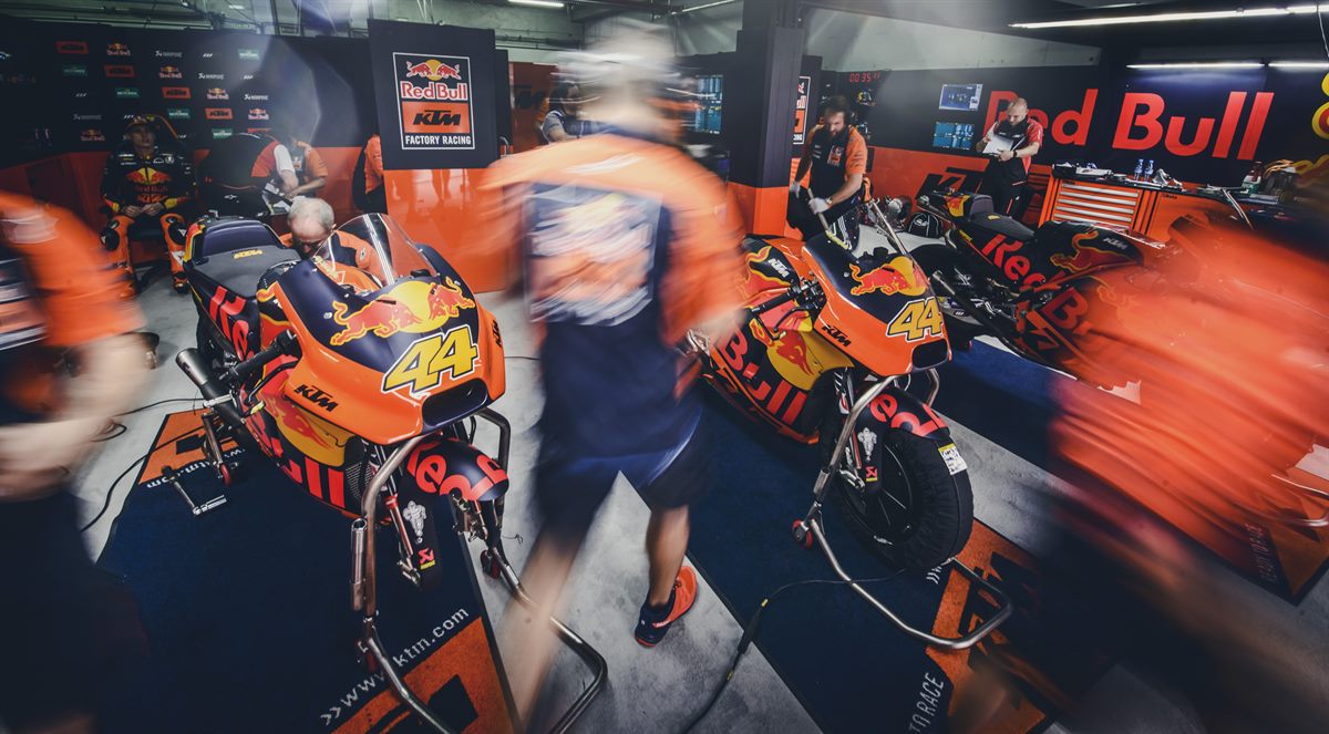206698_Pol Espargaro _ Mechanics KTM RC16 Box MotorLand Aragon 2017