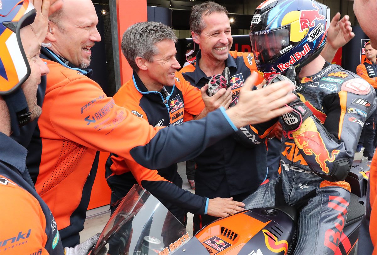 Bradley Smith & Staff KTM RC16 Pit Lane Twin Ring Motegi 2017
