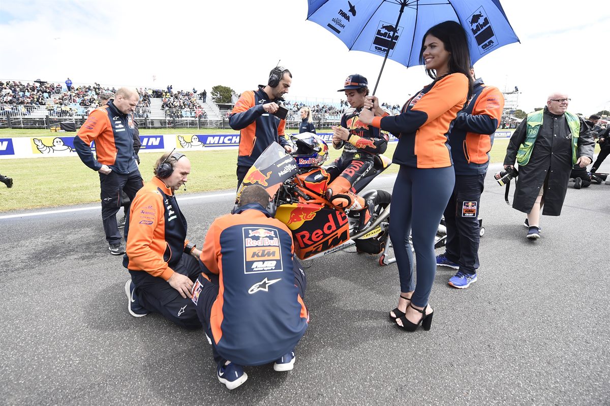 Niccolo Antonelli & Staff KTM RC250 GP Start Phillip Island 2017