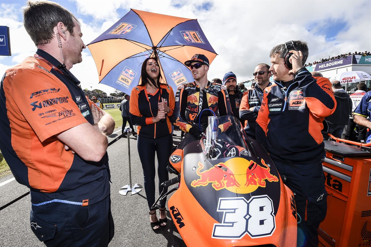 Bradley Smith & Staff KTM RC16 Start Phillip Island 2017