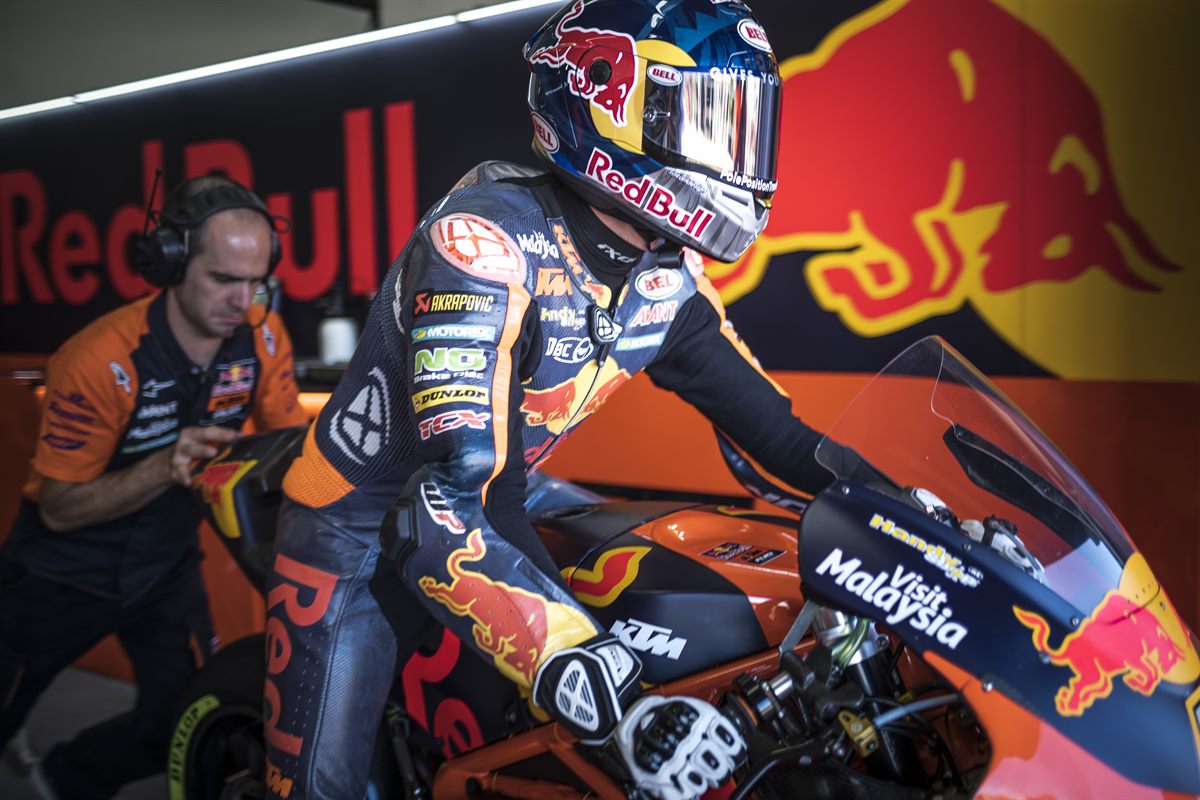 Brad Binder & Mechanic KTM Moto2 Box Comunitat Valenciana Ricardo Tormo 2017