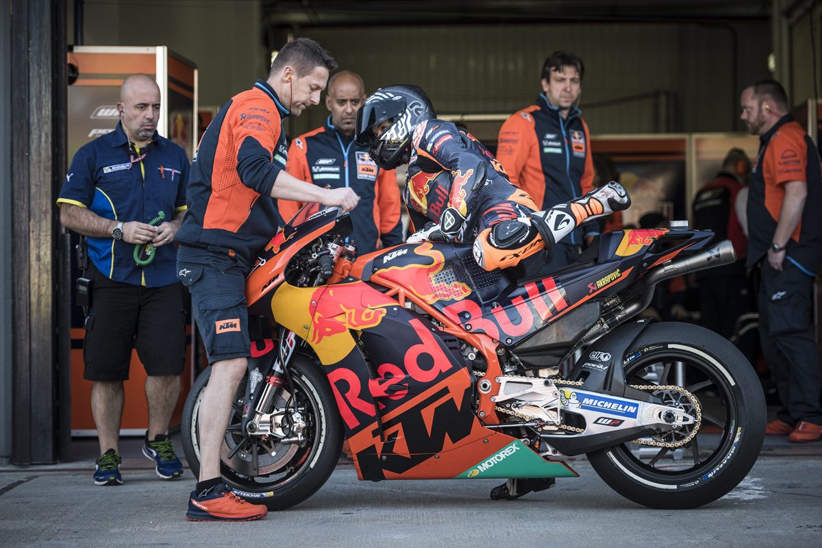 Mika Kallio & Mechanics KTM RC16 Pit Lane Comunitat Valenciana Ricardo Tormo 2017