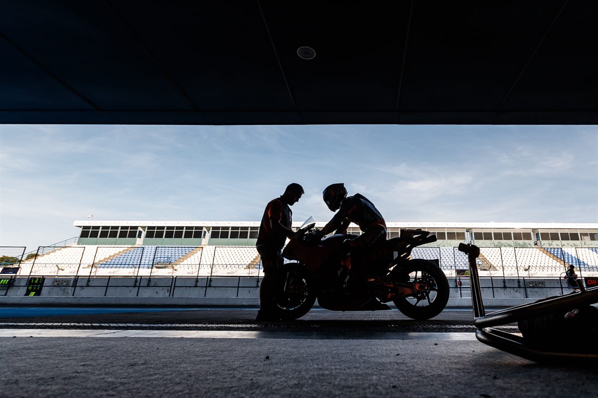 Bradley Smith & Mechanic KTM RC16 Pit Lane Circuito de Jerez 2017