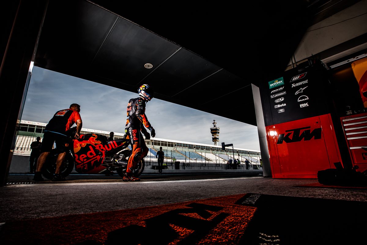 Pol Espargaro & Mechanic KTM RC16 Box Circuito de Jerez 2017