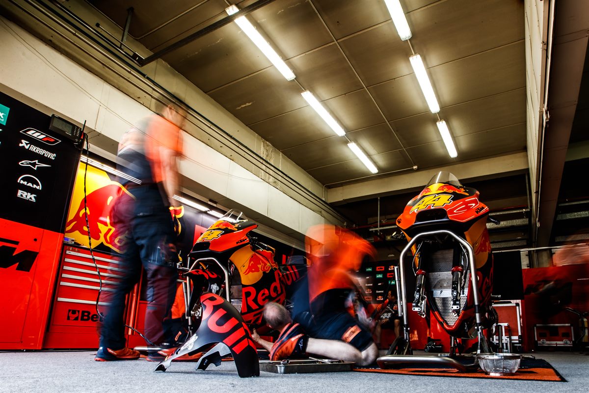 Mechanics Pol Espargaro KTM RC16 Box Circuito de Jerez 2017