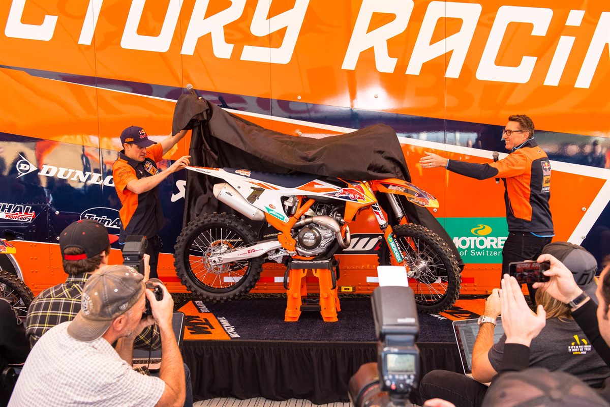 KTM 450 SX-F Factory Edition unveiling_SX Team Presentation_USA_2017 © Simon Cudby