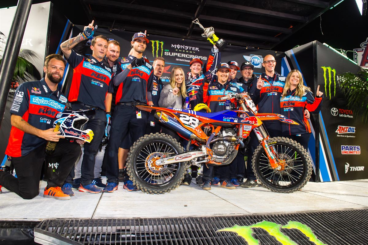 TLD TEAM PODIUM
