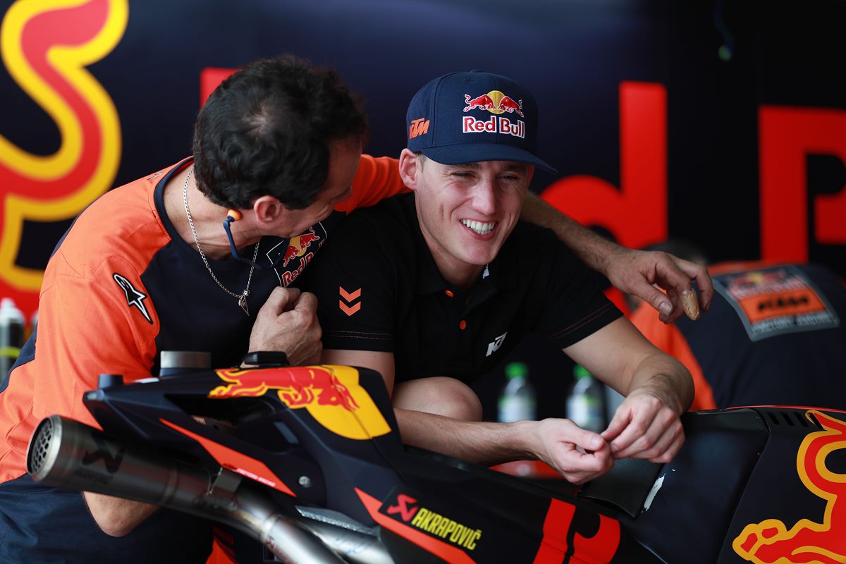 Pol Espargaro & Mechanic KTM RC16 Box Sepang International Circuit 2018
