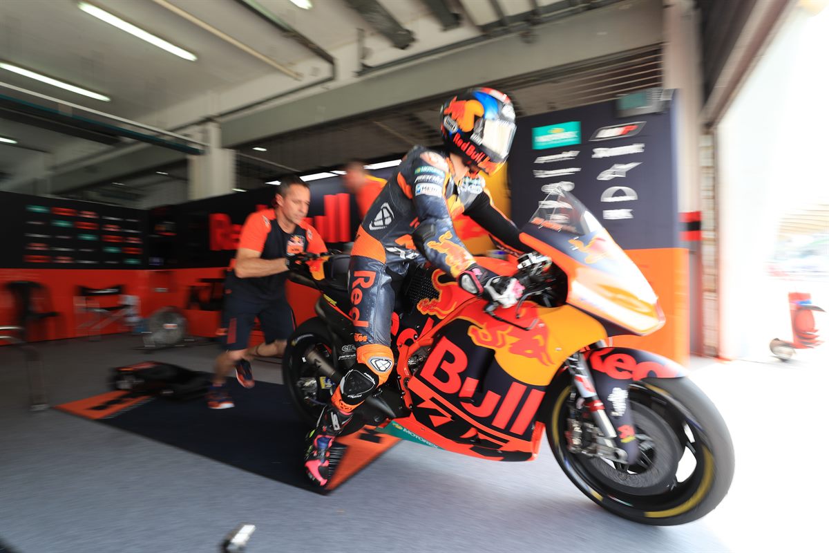 Bradley Smith & Mechanic KTM RC16 Box Sepang International Circuit 2018