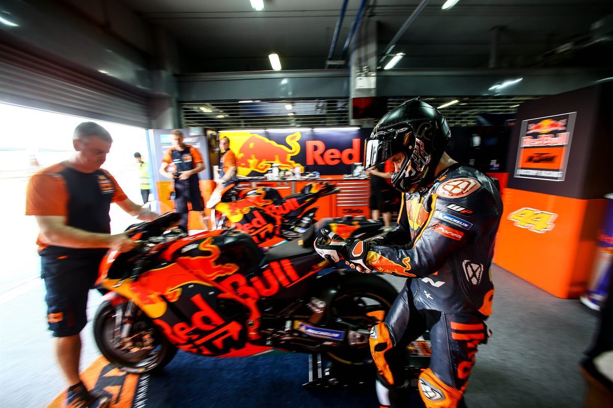 Mika Kallio & Mechanics KTM RC16 Box Chang International Circuit 2018