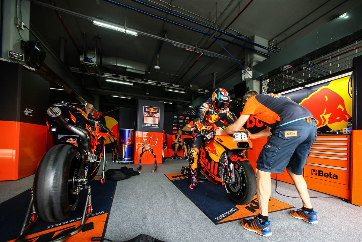 Bradley Smith & Mechanic KTM RC16 Box Chang International Circuit 2018