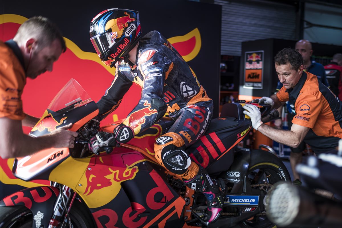 Bradley Smith & Mechanics KTM RC16 Box Losail International Circuit 2018