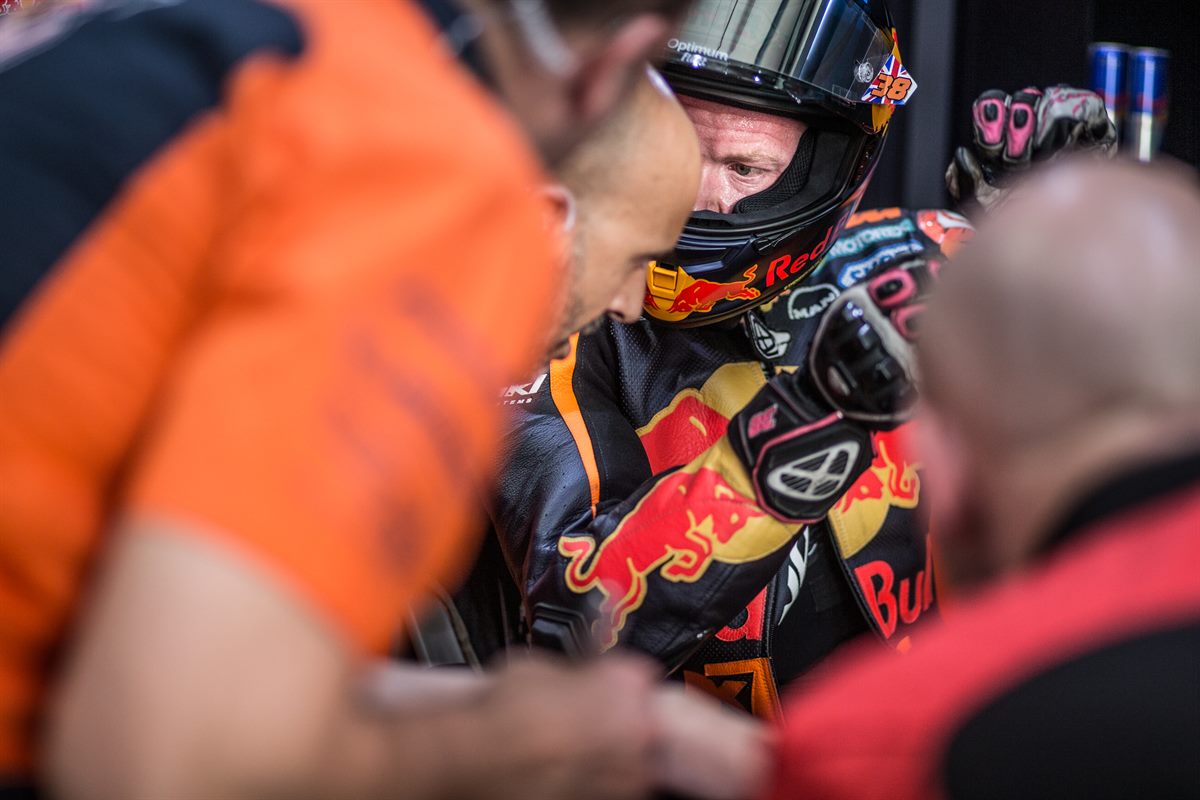 Bradley Smith & Staff Box Losail International Circuit 2018