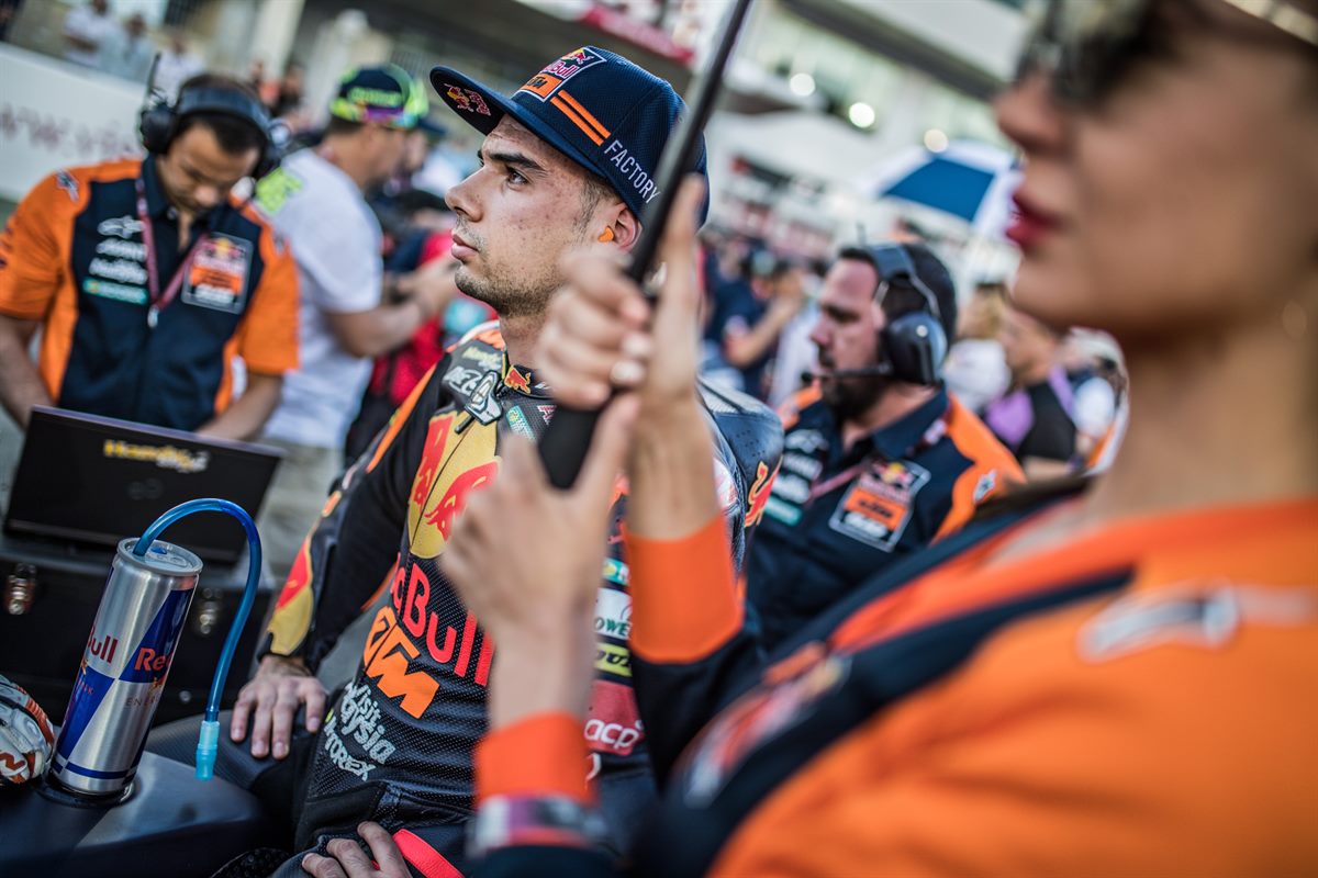 Miguel Oliveira & Staff KTM Moto2 Start Losail International Circuit 2018
