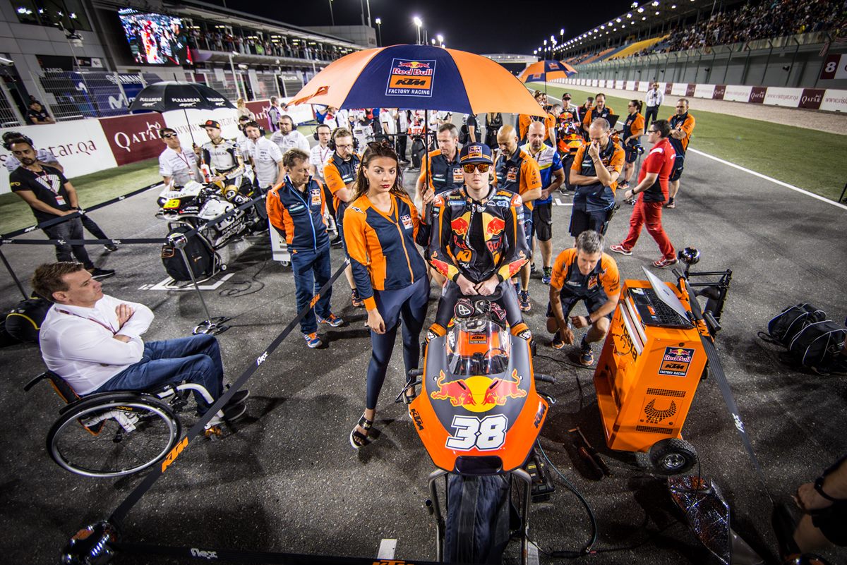 Bradley Smith & Staff KTM RC16 Start Losail International Circuit 2018