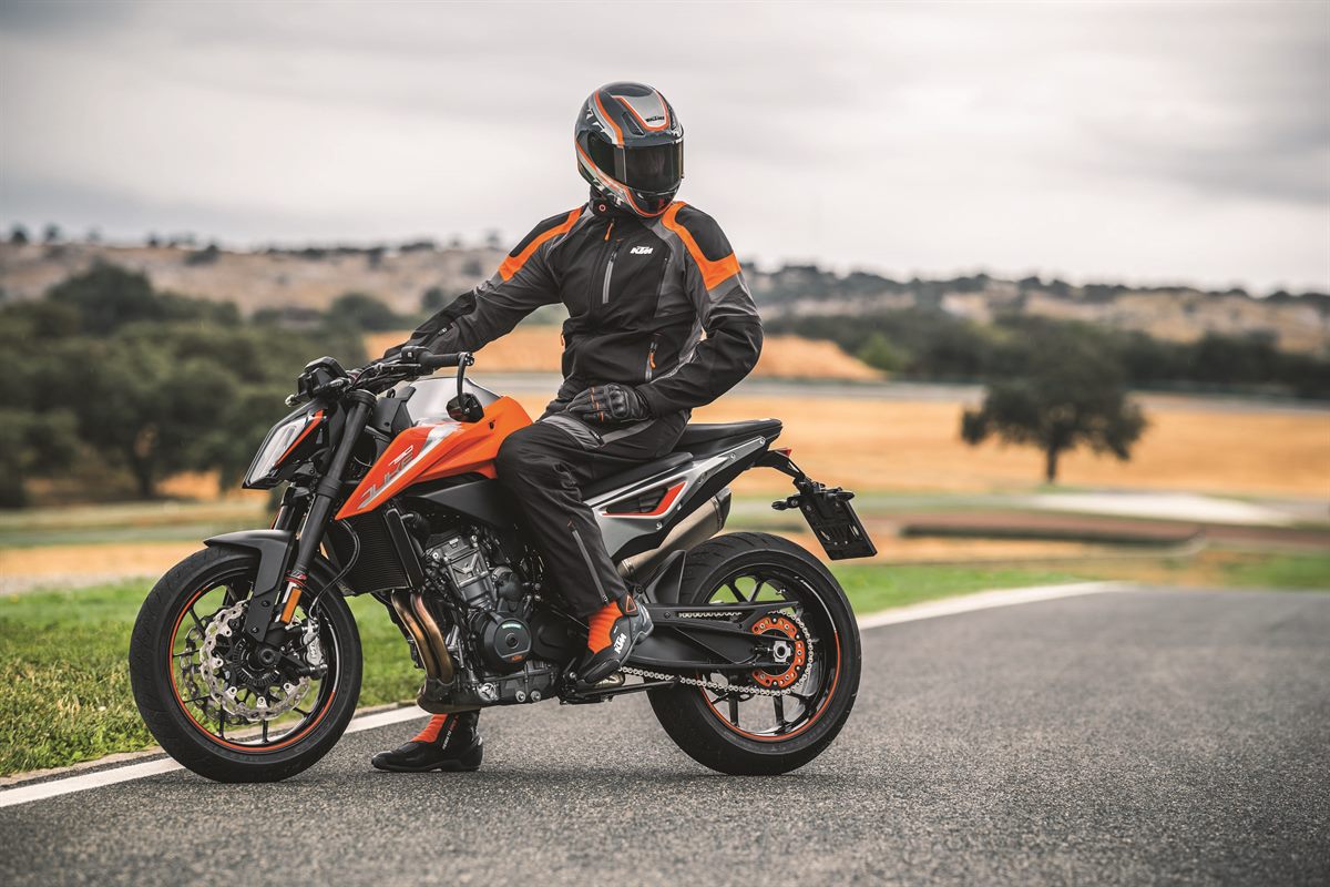 KTM 790 DUKE_KTM PowerWear_Apex Jacket_Apex Pants_Street Evo Helmet