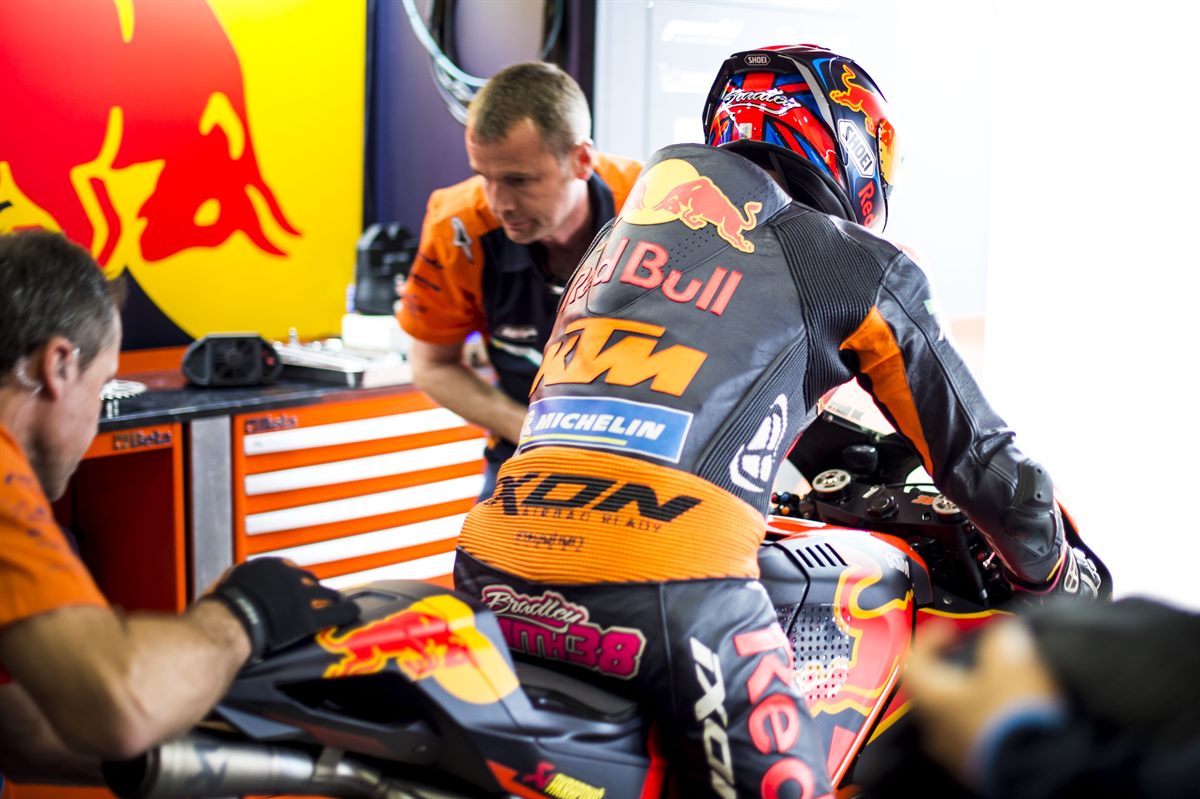 Bradley Smith & Mechanics KTM RC16 Box Termas de Río Hondo 2018