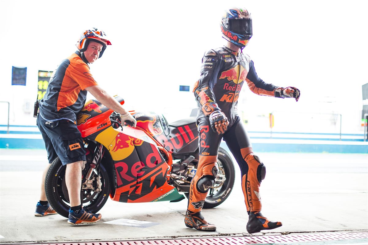Pol Espargaro & Mechanic KTM RC16 Pit Lane Termas de Río Hondo 2018