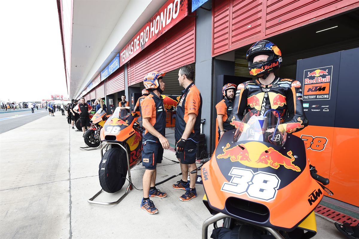 Bradley Smith & Mechancis KTM RC16 Pit Lane Termas de Rio Hondo 2018