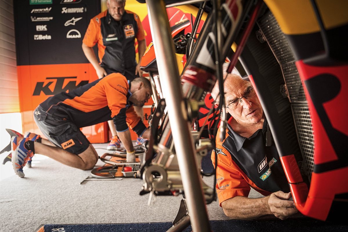 Mechanics Pol Espargaro KTM RC16 Box Circuito de Jerez 2018