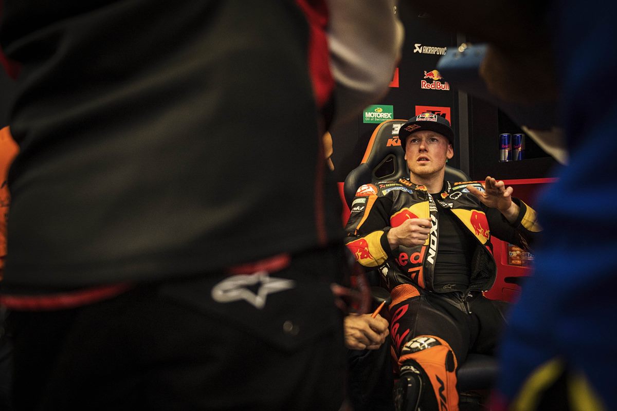 Bradley Smith & Staff KTM RC16 Box Circuito de Jerez 2018