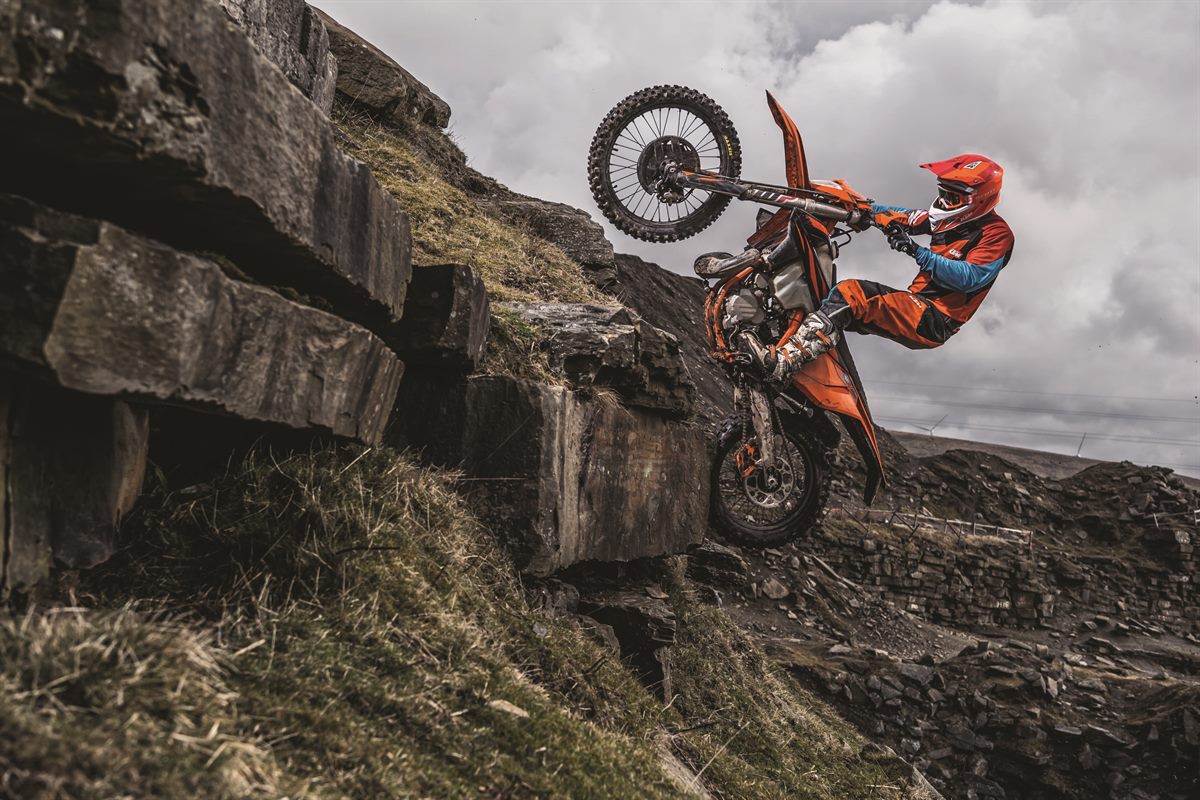 Action_KTM 300 EXC TPI MY2019_01
