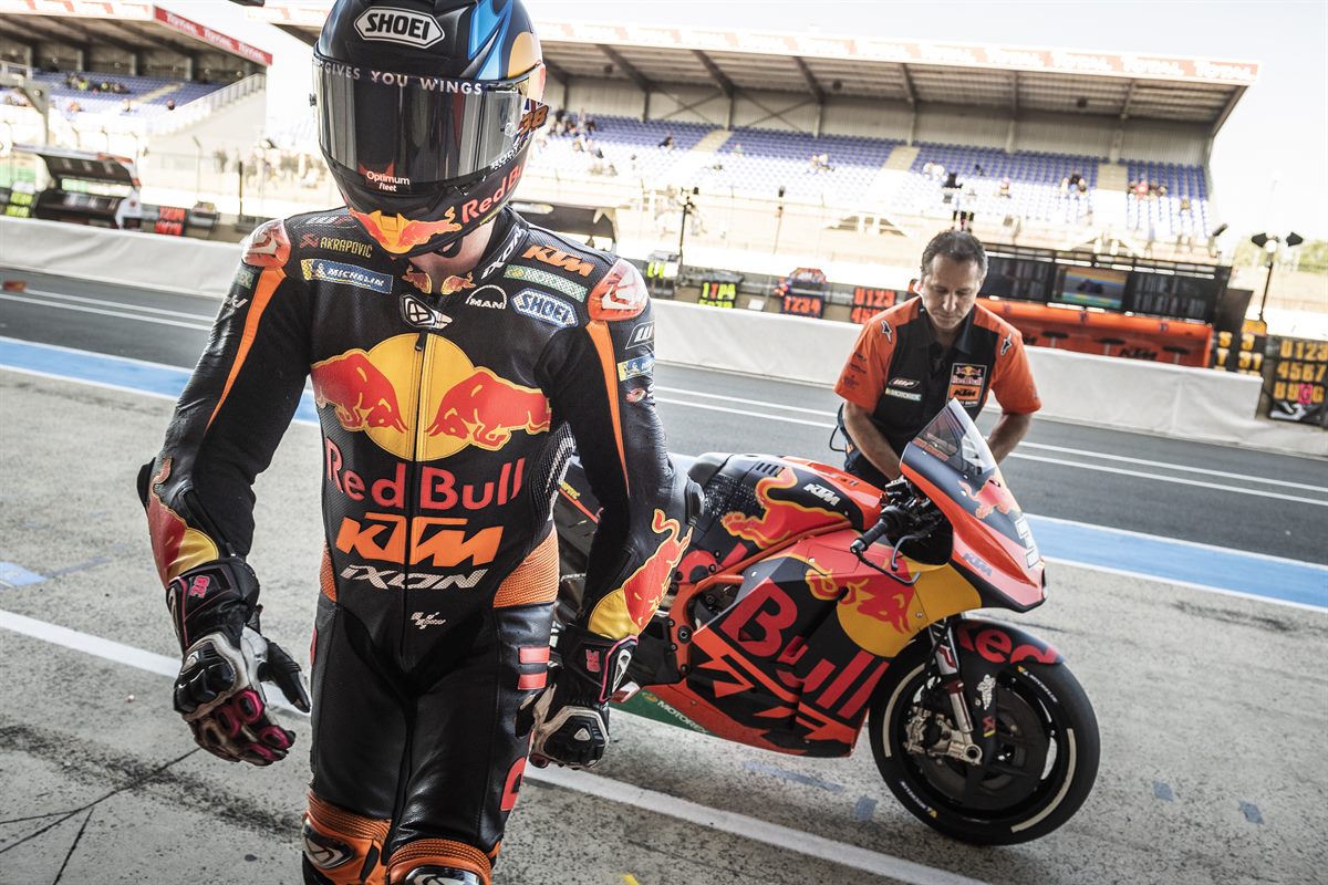 Bradley Smith & Mechanic KTM RC16 Pit Lane Le Mans 2018