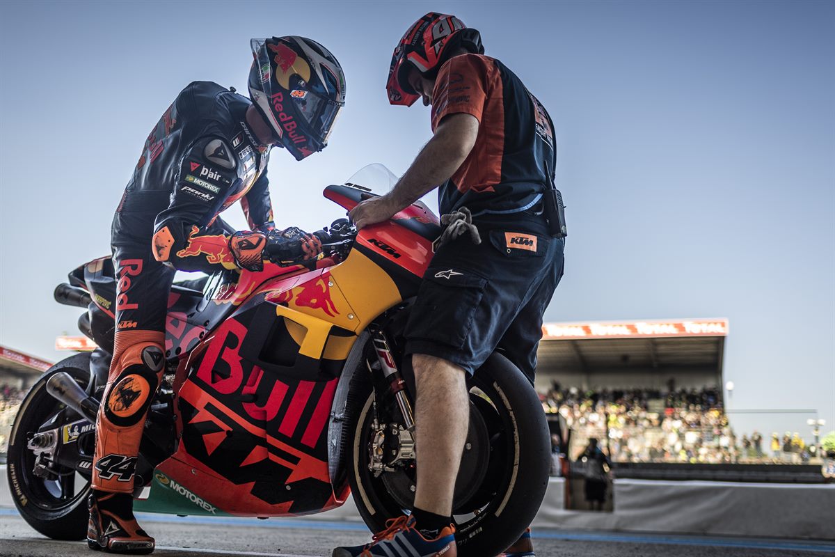 Pol Espargaro & Mechanic KTM RC16 Pit Lane Le Mans 2018
