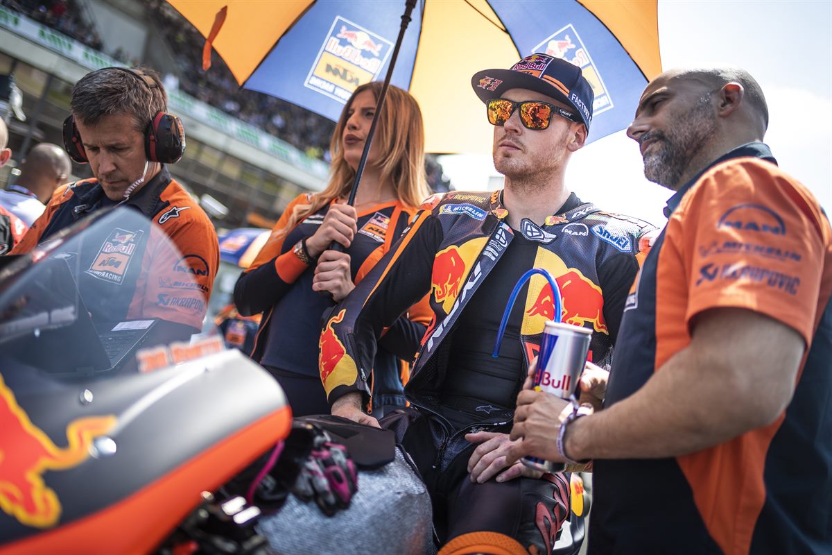 Bradley Smith & Staff KTM RC16 Start Le Mans 2018