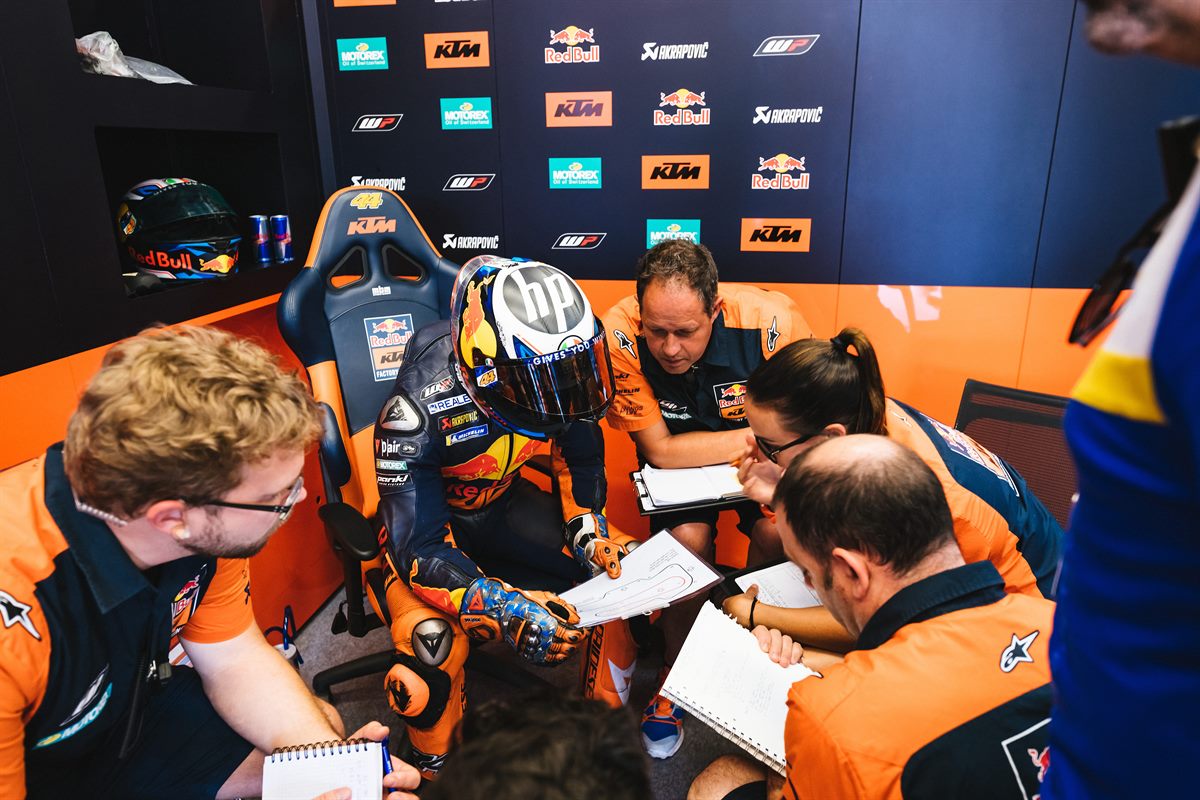 Pol Espargaro & Staff Box Autodromo del Mugello 2018