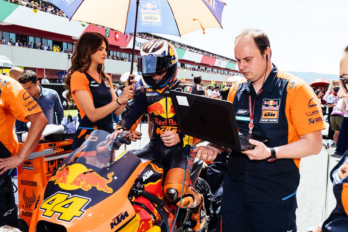 Pol Espargaro & Staff KTM RC16 Start Autodromo del Mugello 2018