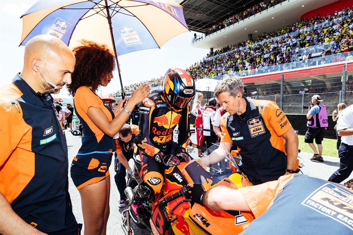 Bradley Smith & Staff KTM RC16 Start Autodromo del Mugello 2018