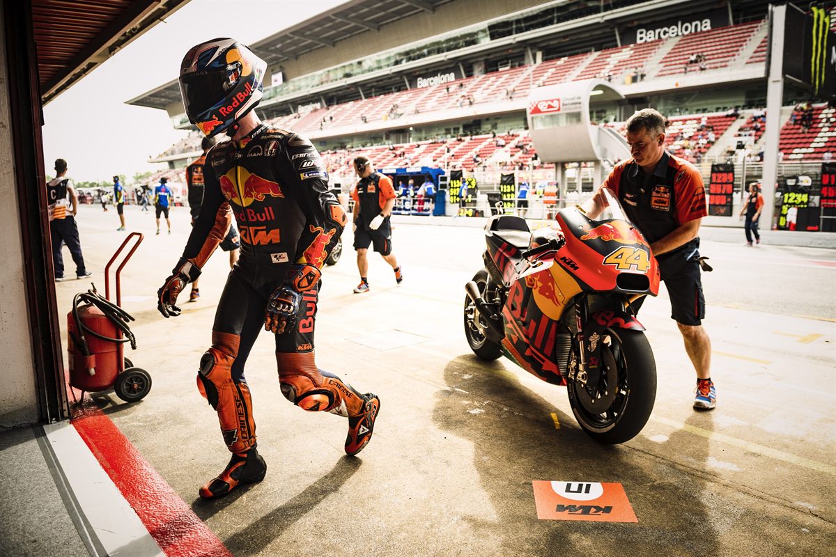 Pol Espargaro & Mechanic KTM RC16 Pit Lane Circuit de Barcelona-Catalunya 2018