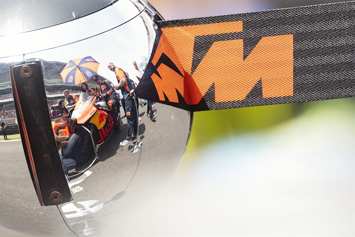 Bradley Smith & Staff KTM RC16 Start Circuit de Barcelona-Catalunya 2018