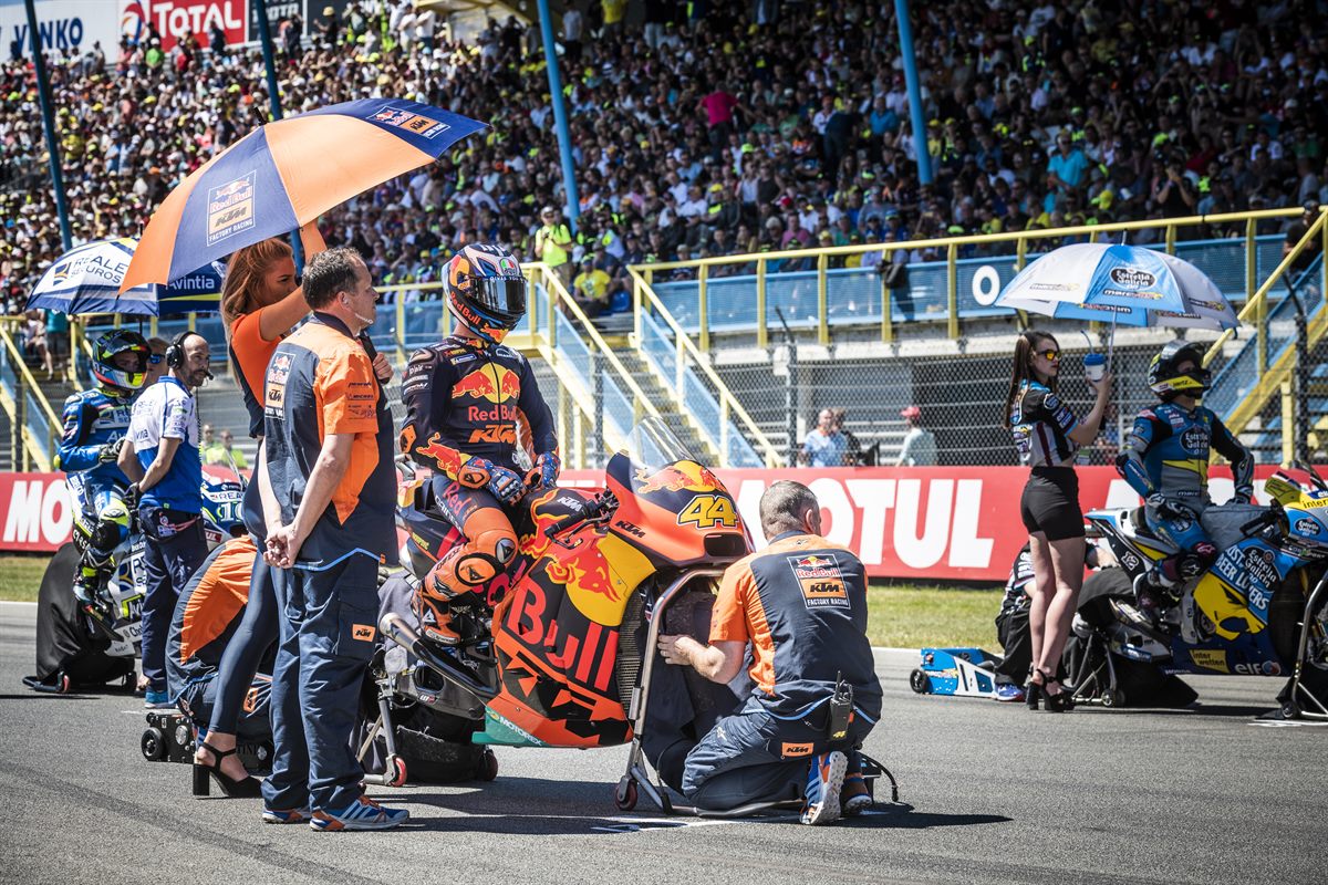 Pol Espargaro & Staff KTM RC16 Start TT Circuit Assen 2018