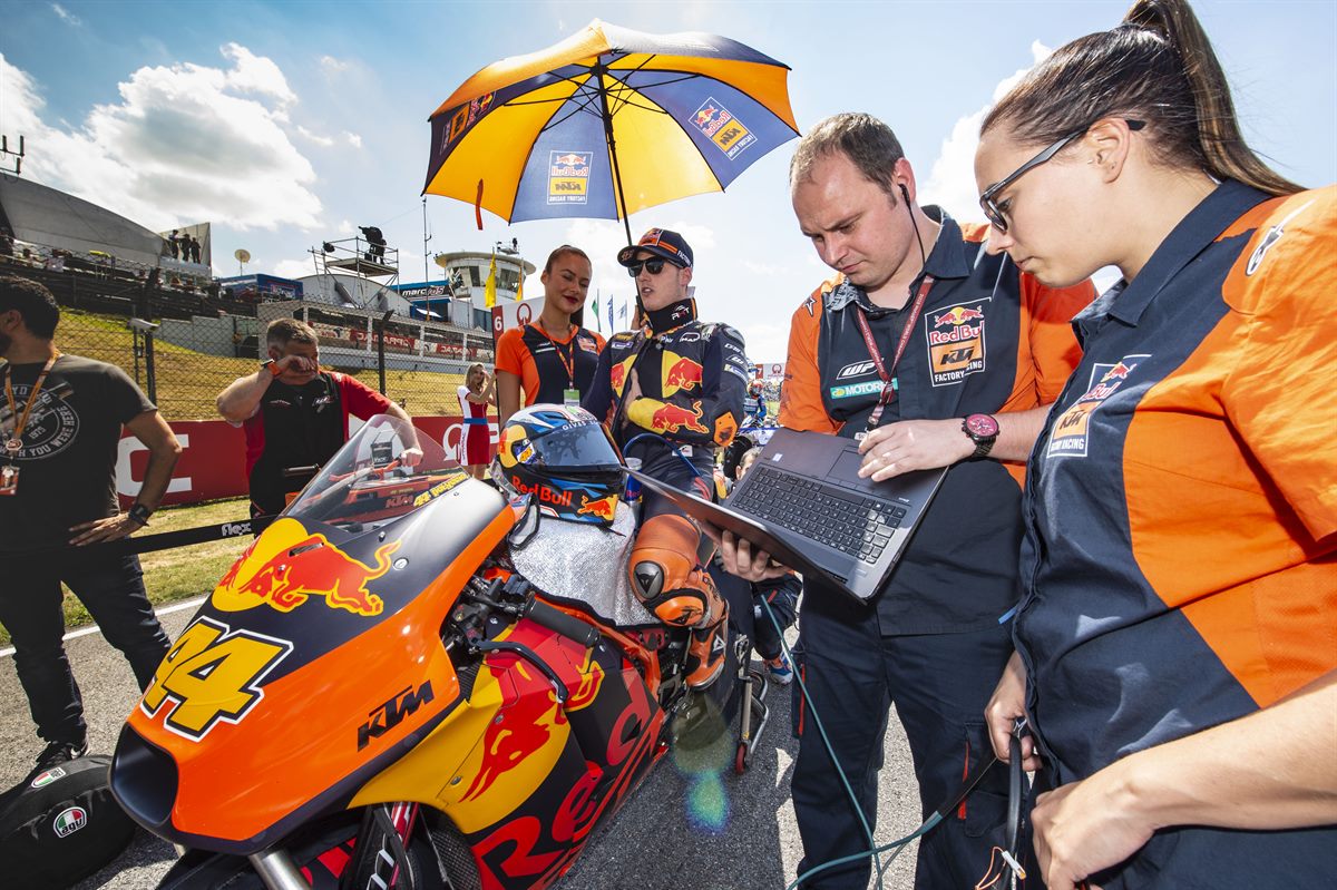 Pol Espargaro & Staff KTM RC16 Start Sachsenring 2018