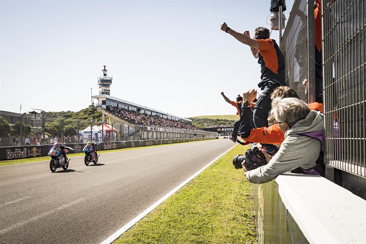 Philipp Öttl, Marco Bezzechi & Staff KTM RC250 GP Circuito de Jerez 2018