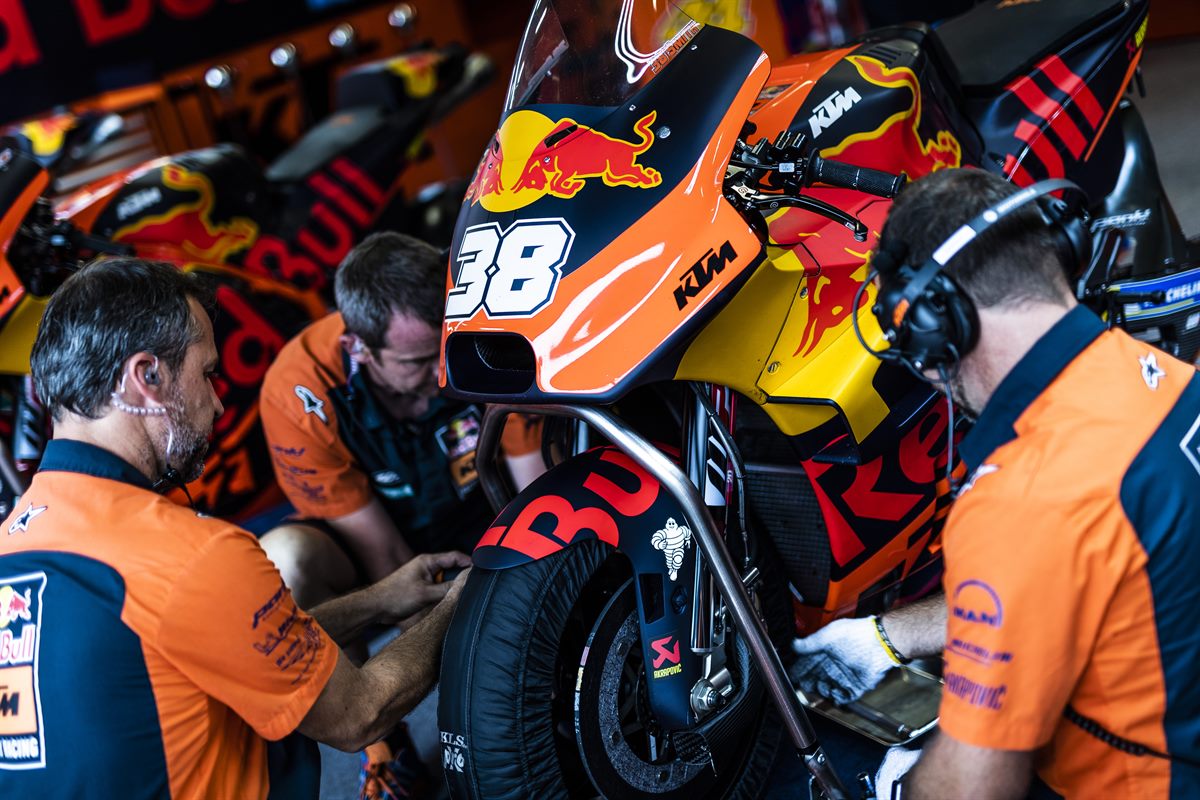 Mechanics Bradley Smith KTM RC16 Box Red Bull Ring_ Spielberg 2018
