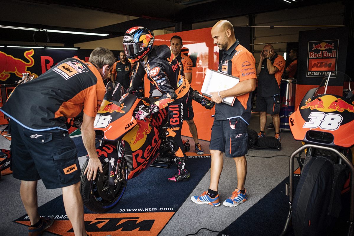 Bradley Smith & Mechanics KTM RC16 Box Misano World Circuit Marco Simoncelli 2018
