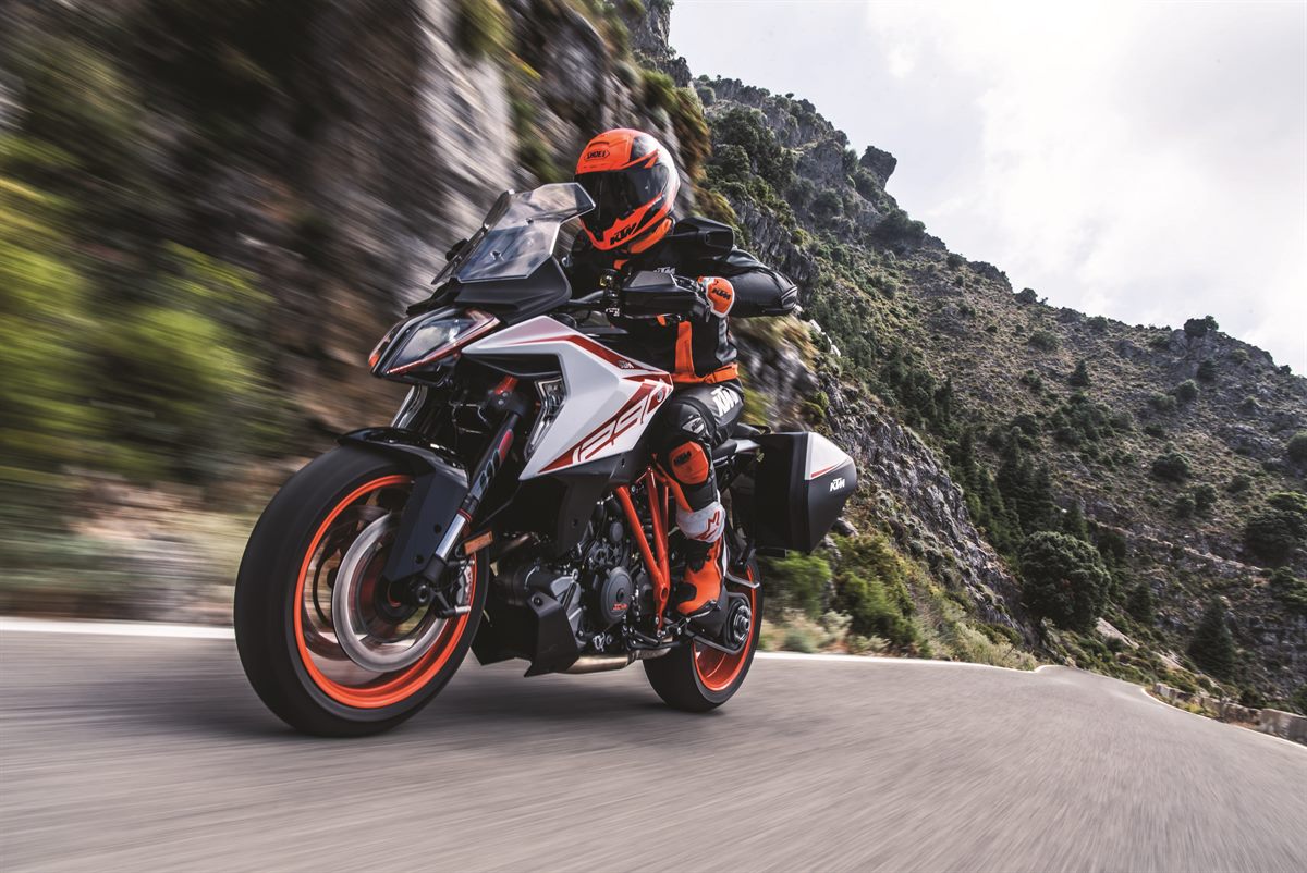 KTM 1290 SUPER DUKE GT_Action 03