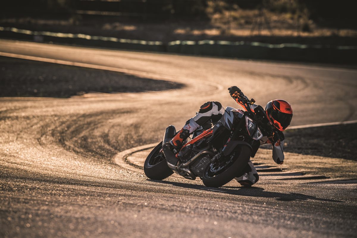KTM 1290 SUPER DUKE R_Action 03