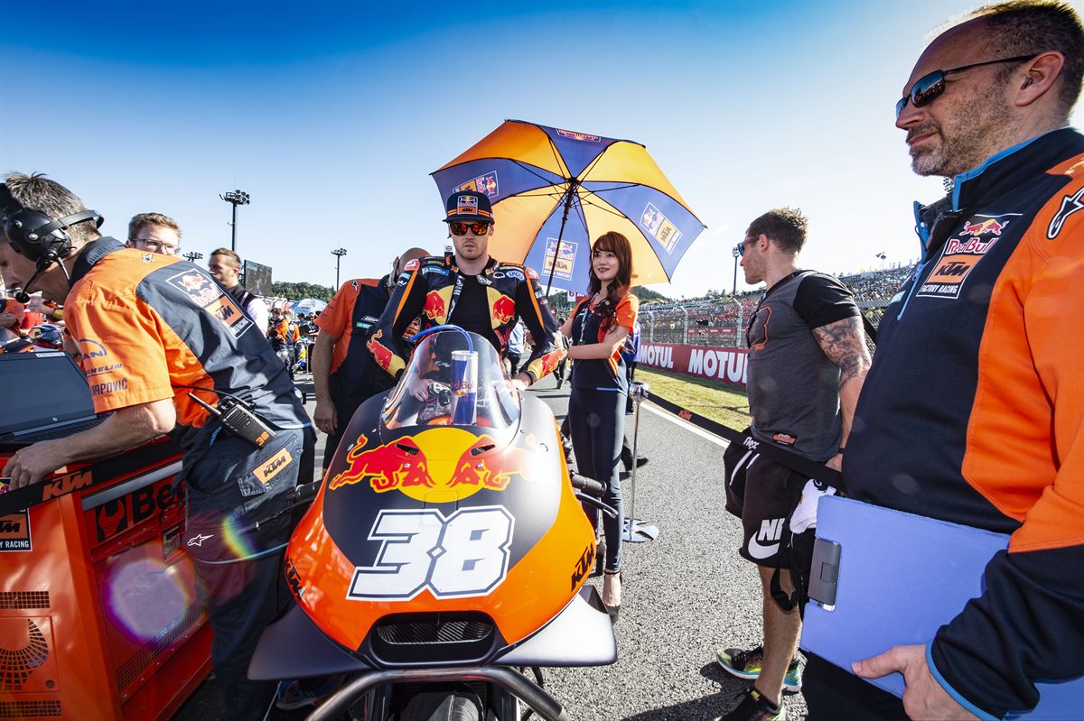 Bradley Smith & Staff KTM RC16 Twin Ring Motegi 2018