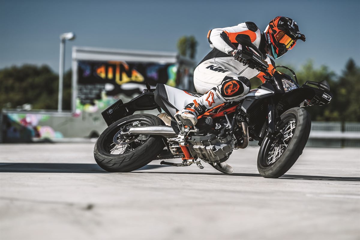 KTM 690 SMC R_Action 01