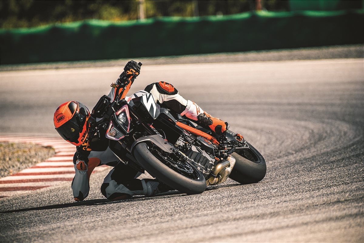 KTM 1290 SUPER DUKE R_Action 01